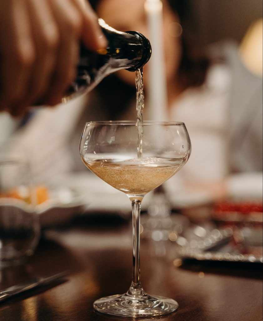 Een champagnewijn kiezen in het restaurant