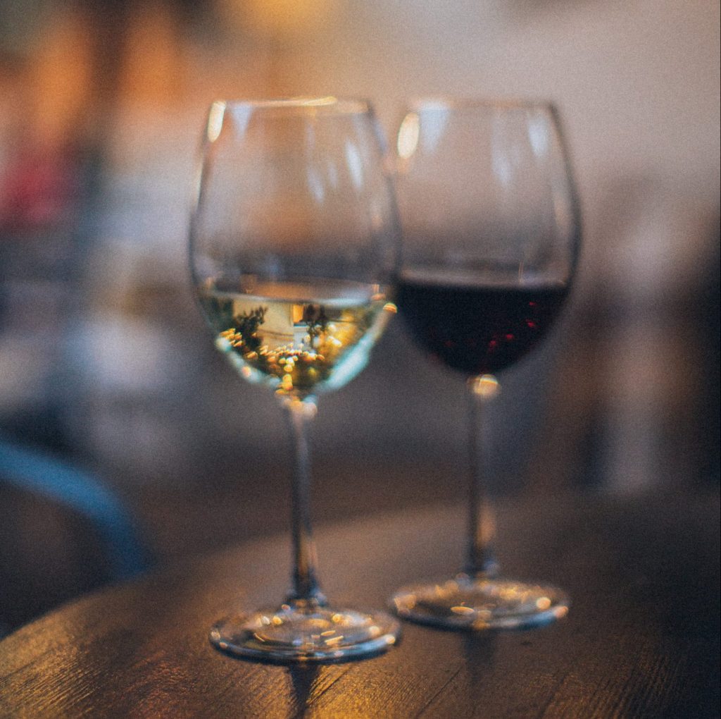 Een rode of witte wijn kiezen in een restaurant